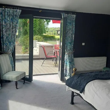 לינה וארוחת בוקר Coolcormack Stud דנגרבן